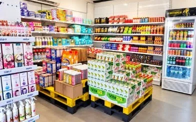 Rayons hygiène et entretien, palettes de jus VitaGO! au centre