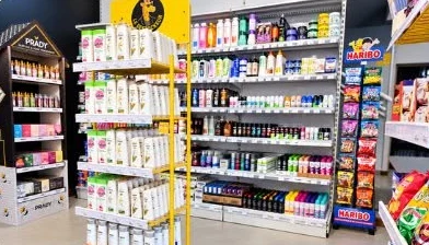 Allée du magasin : shampooings, soins et confiseries